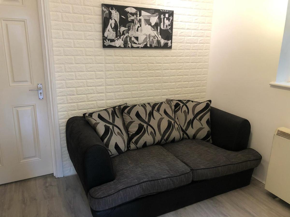 Double Room With Private Bathroom In A 2-Bedrooms House Londres Extérieur photo