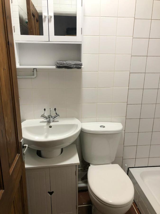 Double Room With Private Bathroom In A 2-Bedrooms House Londres Extérieur photo