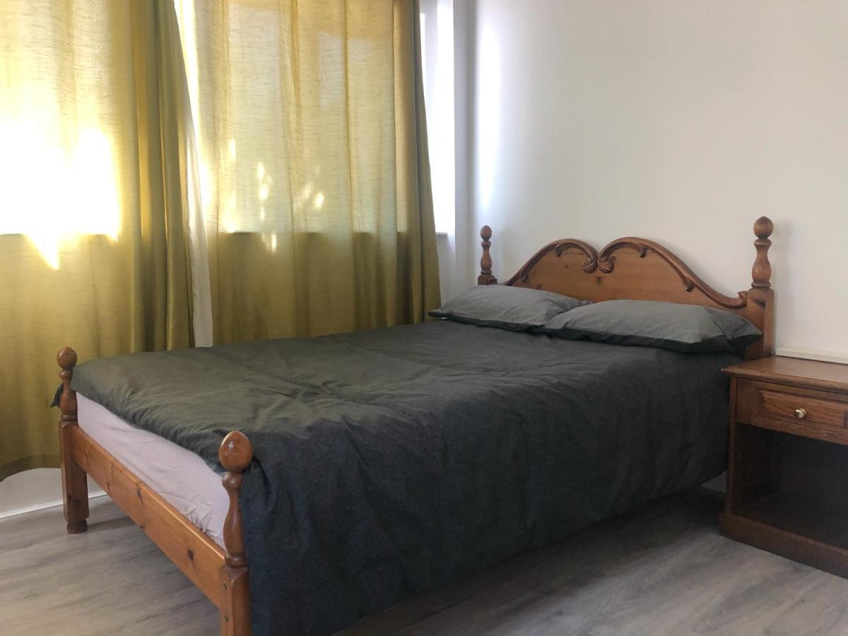 Double Room With Private Bathroom In A 2-Bedrooms House Londres Extérieur photo