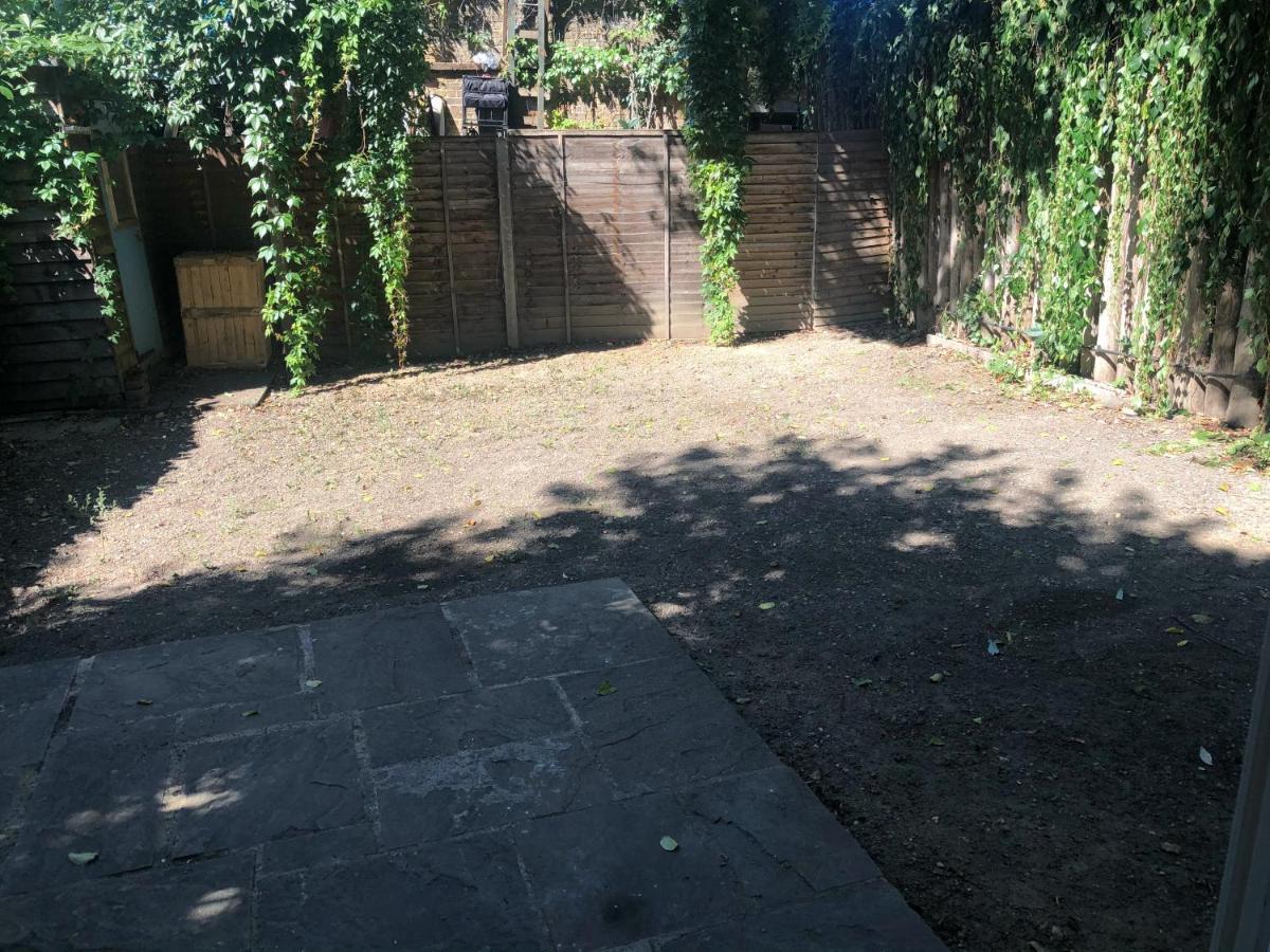 Double Room With Private Bathroom In A 2-Bedrooms House Londres Extérieur photo